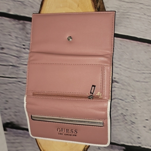 Guess Wallet - Picture 4 of 6
